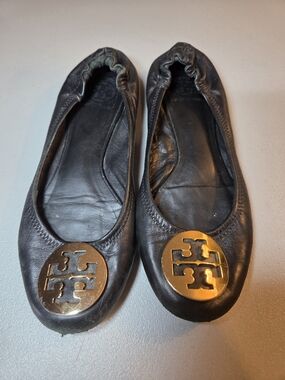 TORY BURCH Black Leather Ballet Flats/Gold Metal Medallion Logo Size 8.5